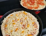 Sajtos szélű pizza recept fázis 8 fotója