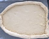 Foto del paso 4 de la receta Pizza boloñesa con bordes de queso y masa casera
