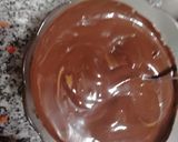 Foto del paso 4 de la receta: Bizcochuelo rojo con dulce de leche, chocolate y frutillas