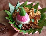 Foto langkah ke 8 dari resep Tumpeng Mini Merah Putih.