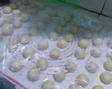 Foto langkah ke 3 dari resep Donat Pizza.