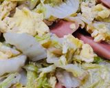 Foto langkah ke 4 dari resep Tumis Sawi Putih Telur Sosis 🥬.