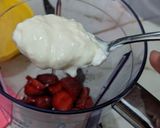 Foto langkah ke 1 dari resep Strawberry yogurt smoothie.