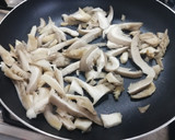 Foto del paso 1 de la receta: Espaguetis de calabacín con setas y salsa de queso🥒🍄🧀