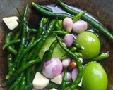 Foto langkah ke 2 dari resep Sambal ati cabe ijo + pete.