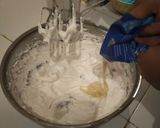 Foto langkah ke 2 dari resep Oreo ice cream roll.