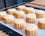 Hình bước làm 9 của món 💚 Bánh Trung Thu Nhân Đậu Xanh Kỷ Tử Nho Khô Loại Mini 50 gr (Vegetarian)