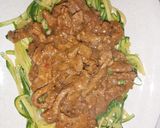 A picture of step 2 of LeViés Baby Marrow and Pepper Steak Strips.