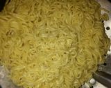 Foto langkah ke 2 dari resep Mi goreng sederhana.