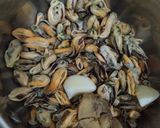 Foto langkah ke 1 dari resep Kerang kupas ala warteg.
