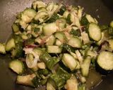 Foto del passaggio 1 della ricetta Fusilli con mazzancolle su vellutata di zucchine e burrata