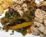 Foto del paso 5 de la receta: Pechuga pollo sobre cama de pimientos, cebolla y champiñones