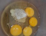 Foto langkah ke 2 dari resep Telur Dadar Bunga Bawang.