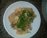 Foto del paso 2 de la receta: Tortilla de champiñones con cebolla y perejil