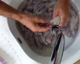 Foto del paso 2 de la receta: Chipirones del cantábrico rellenos en su tinta a la bilbaina