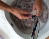Foto del paso 2 de la receta: Chipirones del cantábrico rellenos en su tinta a la bilbaina