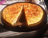 Foto del paso 8 de la receta: Tortilla de patatas con salchichas de bacon y queso