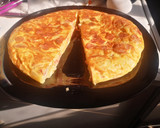 Foto del paso 8 de la receta: Tortilla de patatas con salchichas de bacon y queso