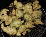 A picture of step 2 of Methi pakoda.