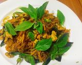 รูปขั้นตอนการทำที่ 4 ของ วุ้นเส้นผัดน้ำพริกเผาใส่อกไก่สับ