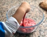 Foto del paso 2 de la receta: Hamburguesas caseras de ternera y magro BLW para Miguel, hechas por Miguel