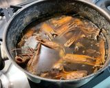 Une image de l'étape 8 de Bouillon de gambas à l’ail et herbes aromatiques.