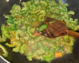 Foto langkah ke 3 dari resep Tumis Paria Kecap.