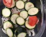 Foto del paso 2 de la receta: Pollo asado al limón con calabacín y pimiento