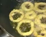 A picture of step 4 of Ring piyaz pakora.