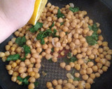 Foto del paso 2 de la receta: Garbanzos con curry verde