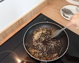 Foto del paso 3 de la receta: Arroz negro con gambones