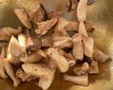 รูปขั้นตอนการทำที่ 1 ของ แกงคั่วเห็ดออรินจิย่างใบยี่หร่า🌶️🌿🧄🍄