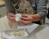 A picture of step 4 of Strawberry Daifuku－Japanese Cake with Sweet Bean Paste Filling.