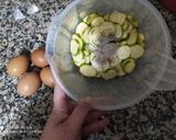 Une image de l'étape 1 de Roulé de courgette à la viande hachée et au fromage.