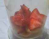 Foto del paso 3 de la receta: Licuado rosa con frutillas y banana