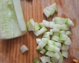 Foto del paso 3 de la receta: Ensalada de surimi con aguacate y mango