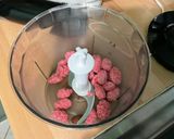 Une image de l'étape 4 de Gâteau skull à la rhubarbe, vanille et pralines roses.