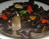 Foto langkah ke 2 dari resep Tumis jamur kuping simpel.