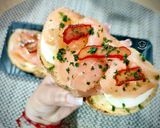 Foto del paso 5 de la receta: Montadito de salmón ahumado con huevo cocido y hueva de maruca