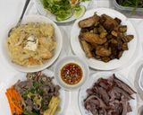 Hình bước làm 3 của món Cơm nhà với cá hồi sốt kem hành tây khoai tây nấm đùi gà, cánh gà khúc giữa cà tím bỏ lò nướng