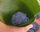 Foto langkah ke 5 dari resep Lupis Bunga Telang Pulen.