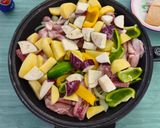 Foto del paso 11 de la receta Muslos de pollo con patatas en el pizzapan