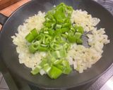 Une image de l'étape 7 de Saucisses allemandes aux poivrons verts, oignon et épices.