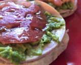 Foto del paso 4 de la receta: Pan con tomate, palta y mortadela