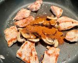 Une image de l'étape 2 de Escalopes de dinde aux champignons de Paris et à la crème.