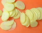 Foto del paso 1 de la receta: Patatas Arrieras con Langostinos al Ajillo