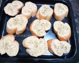 Foto langkah ke 3 dari resep Garlic Bread.