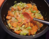 Foto del paso 2 de la receta: Crema de puerros y boniato con pollo