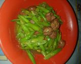 Foto langkah ke 5 dari resep Tumis Buncis Sosis Sapi.