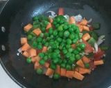 A picture of step 3 of Veg Chinese Masala Noodles.